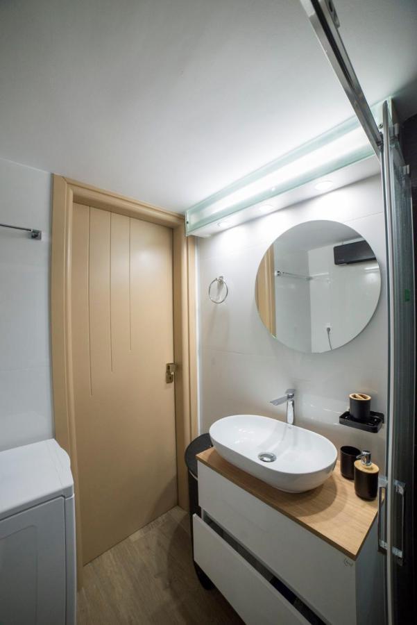 Luxurious Apartment In The Heart Of Town ! Loutraki  Bagian luar foto