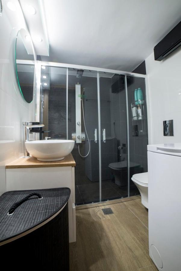 Luxurious Apartment In The Heart Of Town ! Loutraki  Bagian luar foto