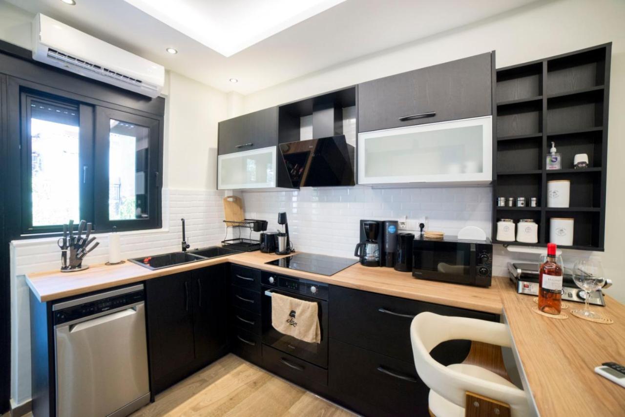 Luxurious Apartment In The Heart Of Town ! Loutraki  Bagian luar foto