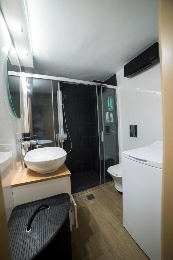 Luxurious Apartment In The Heart Of Town ! Loutraki  Bagian luar foto